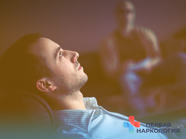 Мужчина лежит на приёме у психотерапевта